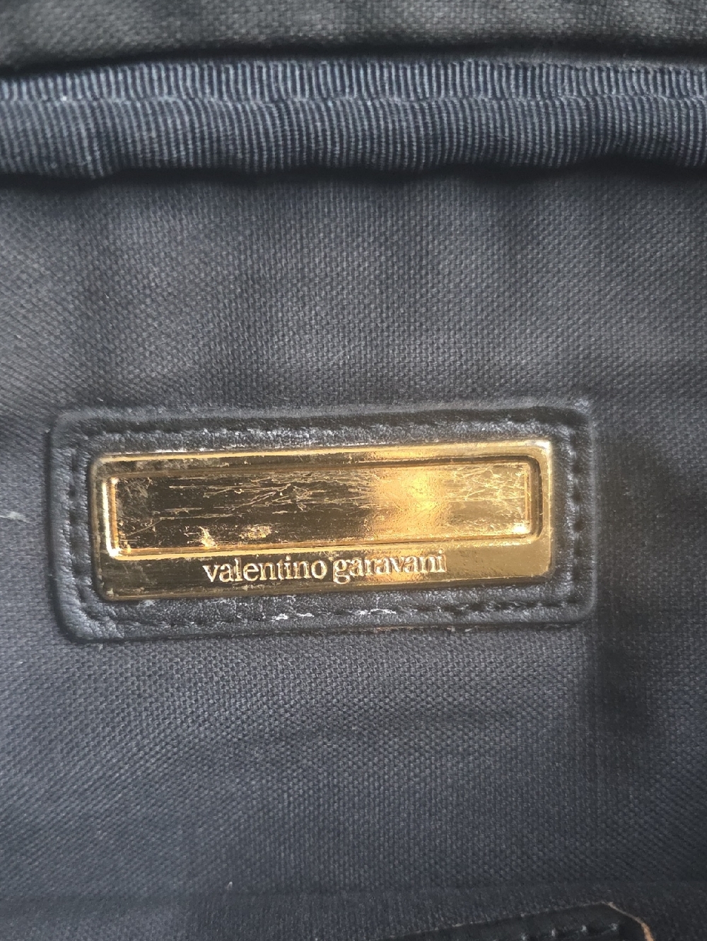 Valentino Garavani Black Leather Bag: Clutch, Dopp, or Organizer - Picture 10 of 10